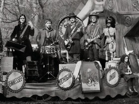 The Raconteurs duet with… Adele